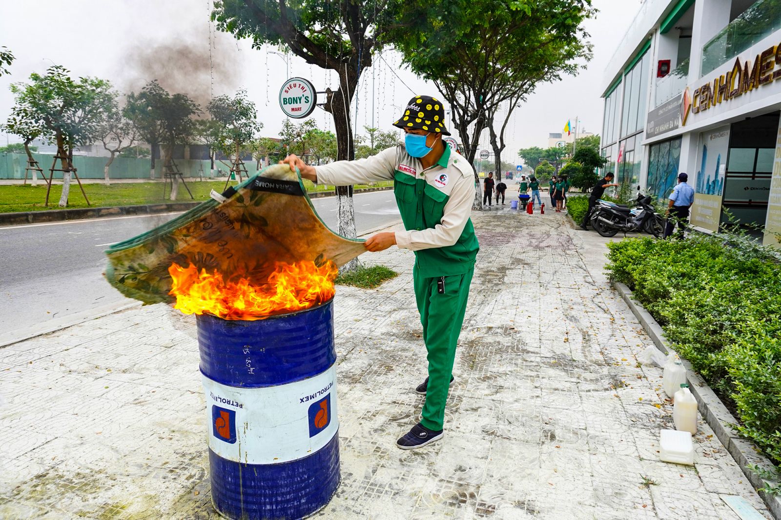 Nhân viên cây xăng đóng vai trò quan trọng vì sẽ tiếp cận đám cháy đầu tiên.